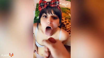 Tus ntxhais kawm ntawv theem siab tau txais nws thawj zaug hauv nws lub qhov ncauj los ntawm ib tus phooj ywg hauv chav kawm